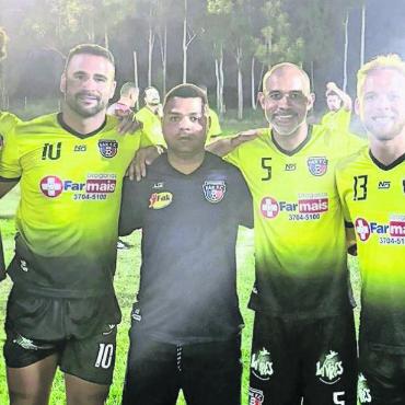 Für die Armen - Die aktuellen und früheren Freiämter Fussballer, die das Spiel in Pereira Barreto organisiert haben, von links: Leonardo Nascimento, Guto, Fernandinho, Piu und Guilherme Fioravanti. Bilder: zg