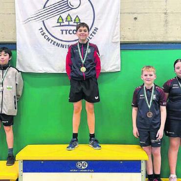Einmal mehr überzeugt - 3 von 4 aus dem Reussstädtli: Der TTC Bremgarten war auf dem Podest in einigen Kategorien reichlich vertreten. Hier das Podest der U13 mit Sieger Ryan Schneller und Julijana Drobnjak und Dario Müller auf dem geteilten dritten Rang. Bild: zg