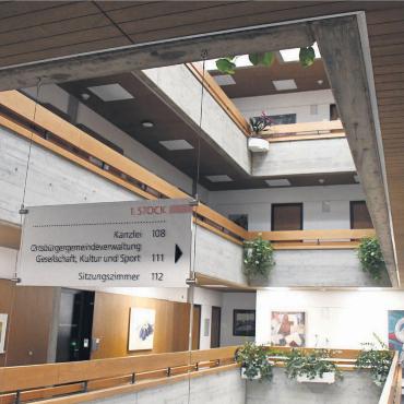 «Für moderne Arbeitsformen» - Die Platznot im Gemeindehaus ist seit längerer Zeit ein Thema. Und sie ist auch ein Grund dafür, warum diverse Mitarbeitende im Homeoffice im Einsatz sind. Bild: Daniel Marti