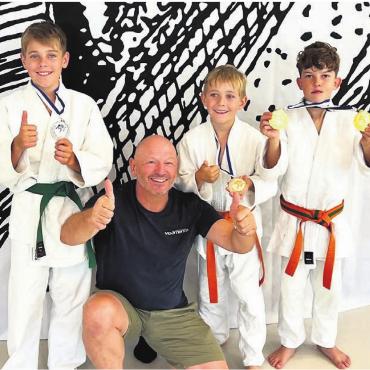 Jeder holt eine Medaille - Coach René Burch und die drei Medaillengewinner vom Movimento Wohlen. Bild: zg