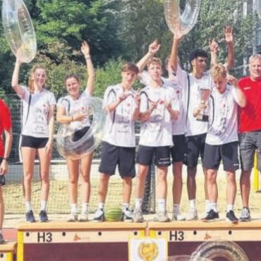 Enormer Teamgeist - Das Podium (v. l.): BB Baden 2, Sieger BBZ Freiamt Lenzburg 1 und BBZ Freiamt Lenzburg 2. Bild: zg