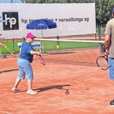 Wenn Tennis zu Wasserball wird - Der Besuch der Integra-Wohngruppen hat Tradition in der Jahresplanung des Vereins und macht beiden Seiten enorm viel Freude.