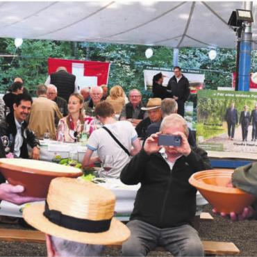 «Die Freiheit treibt uns alle an» - Volksnah und auch für einen traditionellen Spass zu haben: SVP-Präsident Marcel Dettling (rechts) im musikalischen Zusammenspiel mit Manfred Breitschmid. Bilder: Daniel Marti