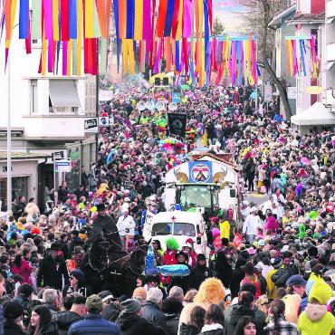 «Wir wollen den grössten Umzug» - Die Zentralstrasse mit Blick vom «Bären»-Kreisel. Fasnacht, so weit das Auge reicht. Gemäss ersten Schätzungen waren 18 000 Zuschauer am Strassenrand. Bilder: Stefan Sprenger / Daniel Marti