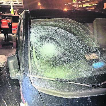 Fussgängerin angefahren - Die Spuren am Auto zeigen, wie heftig die Kollision war. Bild: pz