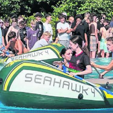 Gemeinsam etwas Grosses geschaffen - Die Schlauchbootstafette war ein Spektakel für Teilnehmer und Zuschauer.