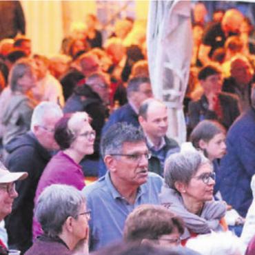 Freude im Bauch - Zusammen sein, gute Musik erleben: Die ibw Jazz Night lockte erneut viele Menschen an. Hier beim Sternenplatz, der in diesem Jahr der Hotspot war.