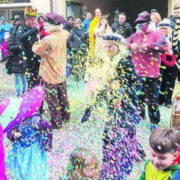«Fasnacht macht Freude» - In der Marktgasse wird so manche Konfetti-Schlacht geschlagen.