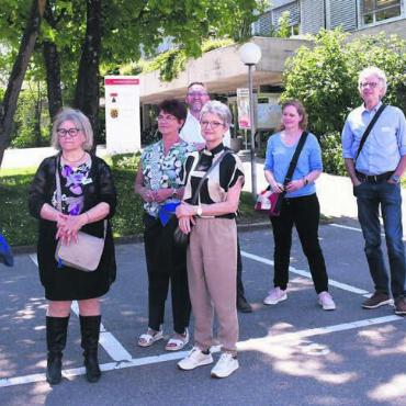 Visite bei den Zeitungsmachern - Der Wohler Grossrat Harry Lütolf (links) begrüsste die Grossrätinnen und Grossräte der Mitte zum Besuch im Verlagshaus der Freiämter Regionalzeitungen AG. Bild: dm