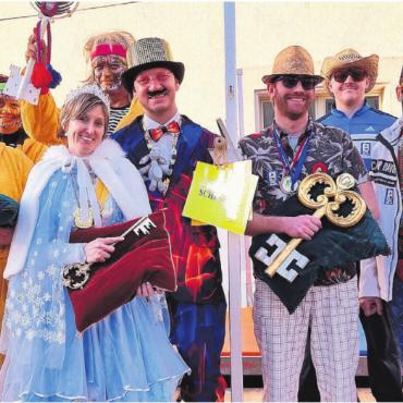Ausgelassenheit ist angesagt - Sie wurden als fit befunden, die Stadträte und ihre Chefinnen und Chefs. Die Fasnacht kann nun losgehen. Bilder: Verena Anna Wigger