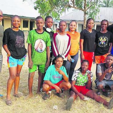 Reusstal in Nigeria - Pater Uche Iheke (hier ganz links) besucht sein Heimatdorf regelmässig Bilder: zg