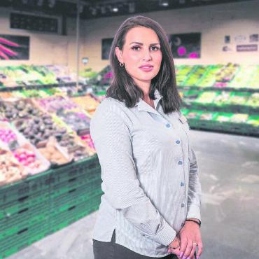 Für Marktstimmung beim Einkauf - Geschäftsführerin Diana Sabani freut sich, die Kundschaft nach erfolgtem Umbau im Coop an der Alten Bahnhofstrasse begrüssen zu dürfen. Bild: Coop