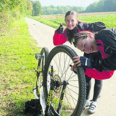 Immer wieder Wasser - Den einen oder anderen Defekt galt es unterwegs ebenfalls zu reparieren. Aufhalten liessen sich die Teilnehmerinnen dadurch nicht. Bilder: zg
