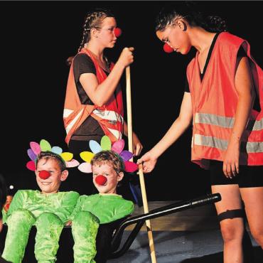 Skelette und Osterhasen - Im Frühling graben die Clowns die Bühne um.