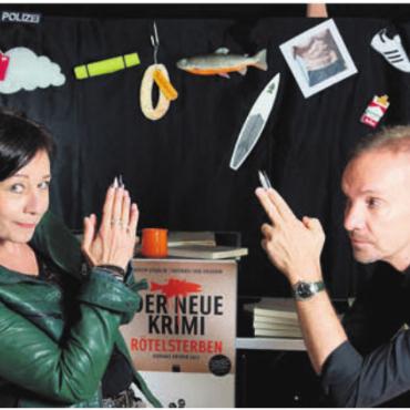 Weil Bücher eine Bühne brauchen - Das Krimi-Duo Judith Stadlin und Michael van Orsouw, bekannt für seine theatralischen Auftritte, liest aus «Zuger Todesfelle». Bild: pd