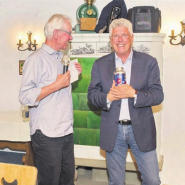 Epizentrum Grosser Gewächse - Präsident Markus Küng dankt Tom Drieseberg (rechts) für die tolle Moderation. Bild: zg