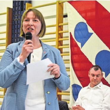 Deutliches Ja zu 104 Prozent - Neu im Gemeinderat und gleich zuständig für das heisse Eisen der Finanzen: Liz Koch präsentierte das Budget. Bild: Annemarie Keusch