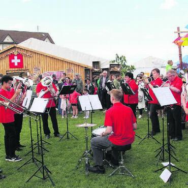 Fest wie aus dem Bilderbuch - … bis hin zum Platzkonzert durch die MG Dintikon. Bilder: Patrick Fischer