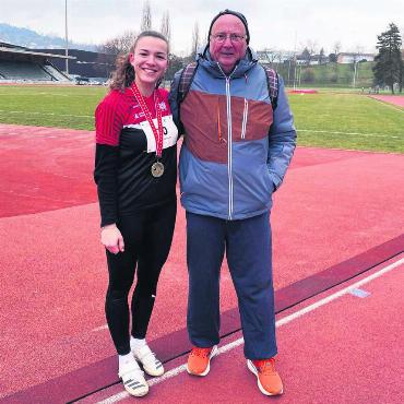 Kugel weg, Medaille da - Julia Hammesfahr (links) kann im Gegensatz zu Trainer Rolf Stadler nach der gewonnenen Medaille trotz Eiseskälte strahlen. Bild: zg