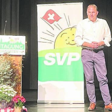 «Die EU will an unser Geld» - Nationalrat und Parteipräsident Marcel Dettling blickte gewohnt kritisch und mit markigen Worten auf das ausgehandelte und heiss diskutierte EU-Vertragspaket. Bilder: Walter Minder