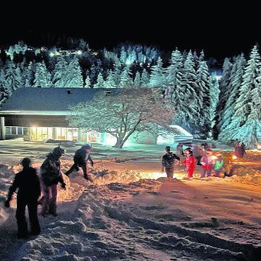 Schöne Erinnerungen im Gepäck - Ein besonderes Erlebnis ist Schlitteln in der Nacht. Bilder: zg