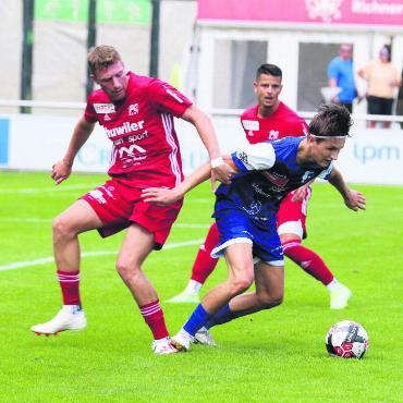 Paukenschlag zum Auftakt - Wohlens Javi Gabathuler (in Blau) gegen Muris Jennys Hügi (links) und Simone Parente. Im ersten Derby der Saison auf den Niedermatten trennten sich Wohlen und Muri mit einem 1:1-Unentschieden. Bild: Archiv/spr