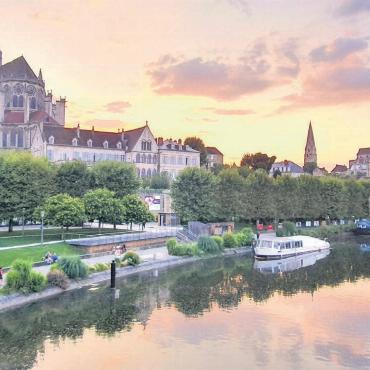 Der Sommer ist (fast) vorbei - Einfach herrlich. Ruedi Weber aus Oberlunkhofen schickt Mitte August dieses Foto an die Redaktion und schreibt dazu: «Abendstimmung in Chalon-sur-Saône im Burgund.» Ein enorm stimmiges Foto während eines harmonischen Sonnenuntergangs.