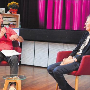 Bilder in Worte verwandeln - Moderator Simon Libsig wollte von Verena Schütz wissen, wie viel Autobiografisches in der Textfigur der Nelly enthalten ist.