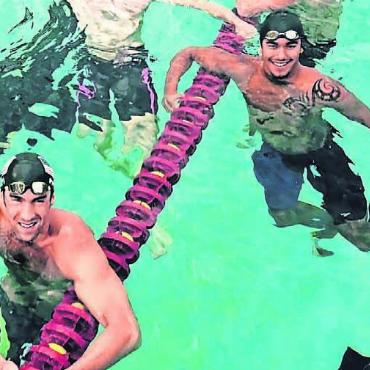 Das Herz im Wasser - Während seines Studiums in den USA hatte Hussain Adel (rechts) die Ehre, mit dem 28-fachen Olympischen Medaillengewinner Michael Phelps zu trainieren.