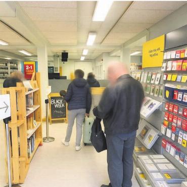 Im Container statt im Palast - Im Provisorium sind die Verhältnisse zwar gerade in der Vorweihnachtszeit eng, aber trotzdem werden alle Kunden ruhig und mit einem Lächeln bedient.