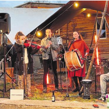 Musikwelten unter einem Dach - Die Zürcher Balkan Gipsy Band Matidara machte den Festivalauftakt auf dem Sternenplatz.