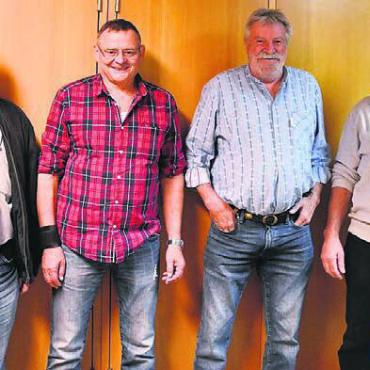 Jassfans aus dem ganzen Land - Siegerbild, von links: Ruedi Guler, Othmar Küng, Daniel Sigrist und Daniel Hostettler. Bild: zg