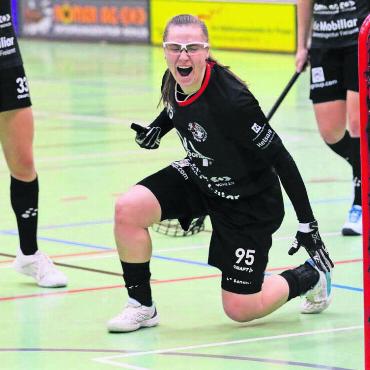 Ankundinova-Show zum Auftakt - Die Lettin Anna Ankundinova bejubelt einen ihrer sechs Treffer, die sie zum Bremgarter Sieg beigetragen hat. Bild: Josip Lasic