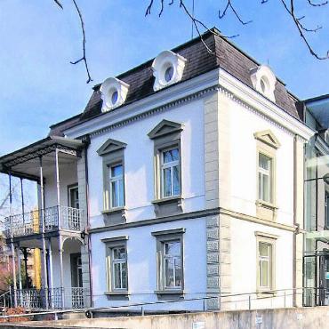 Schnell Verhandlungen aufnehmen - Die reformierte Kirche möchte sich in absehbarer Zeit von ihrem Gemeindehaus in Wohlen trennen. Lage und Grösse machen die Liegenschaft zu einem interessanten Objekt. Allenfalls auch für die Gemeinde? Bild: zg