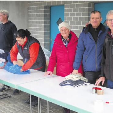 Erfolgreiche Sammelaktion - Gemeindeleiter und Diakon Hans-Peter Stierli (rechts) unterstützte die Sammlung des Vereins aktiv. Bild: tre