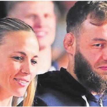 «Chronologie ist unglücklich» - Final in Willisau vor einem Jahr. Nadine Pietschmann ehrt Magomed Ayshkanov zum Kämpfer des Abends. Bild: Archiv