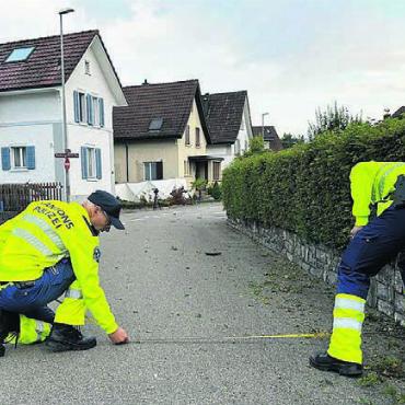 Zwei Tote am Bankweg - Der Mercedes kam von der Strasse ab und prallte in das Haus (Bildmitte).