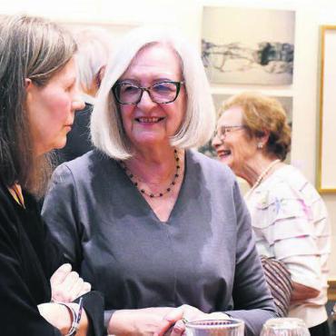 «Liebe auf den ersten Blick» - Doppelt begeistert: Verena Schütz (Co-Präsidentin der Kunstkommission) und Kunsthistorikerin Kathrin Frauenfelder (Mitte), die eine bemerkenswerte Rede hielt und auch auf die Begebenheiten in Wohlen eingegangen ist.
