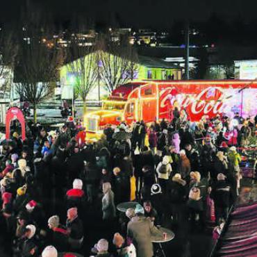 Rundum ein toller Anlass - Es war eine einmalige und festliche Stimmung rund um den Weihnachtstruck, der die Besucher scharenweise anlockte. Bilder: mo/pd