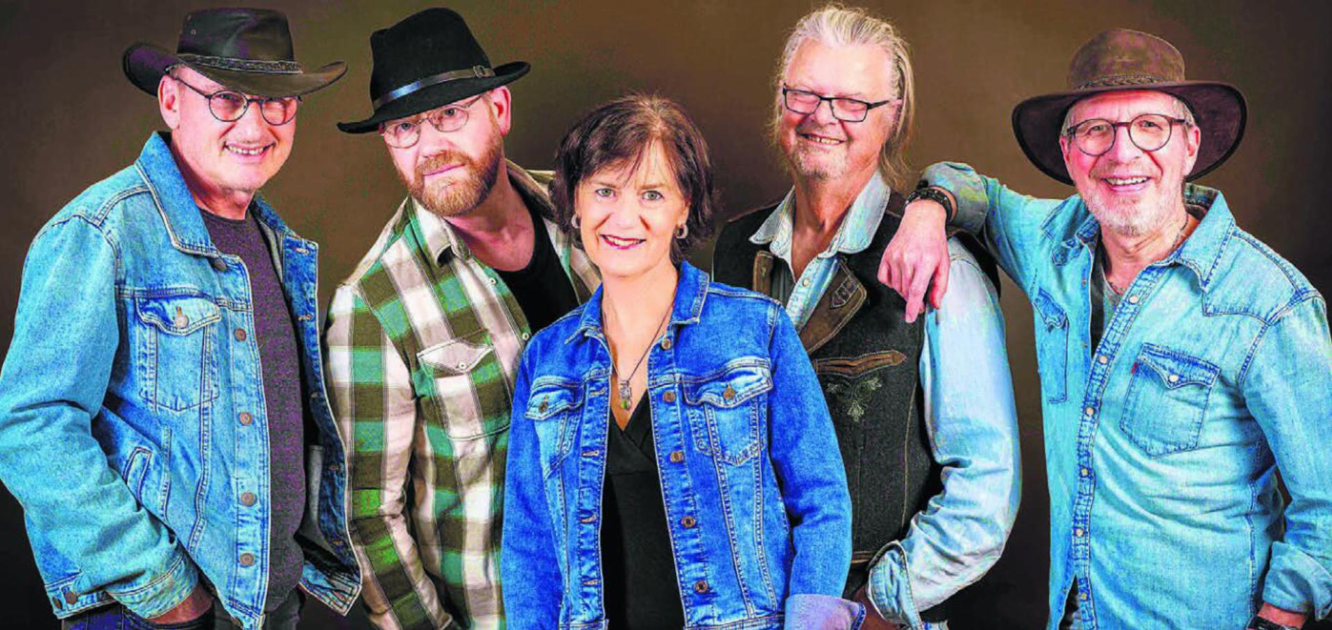 Die Mitglieder von Westwood teilen ihre Liebe zum Country-Rock (v. l.): Roger Rey, Jonas Bär, Brigitte Gehrig, Uele Baumgartner und Paul Fischer. Bilder: zg
