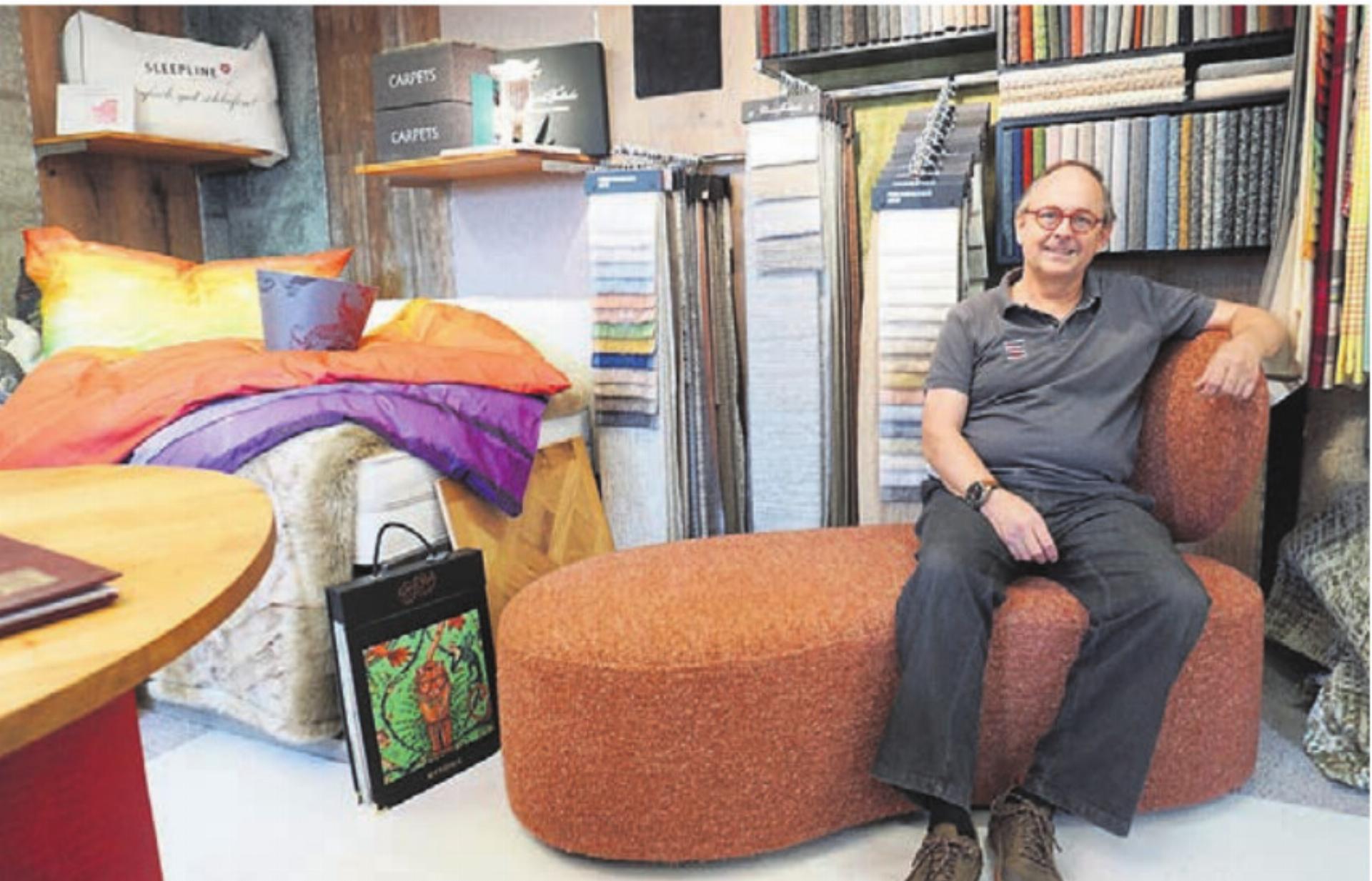 Eigenkreation Sofa Jürg Bolli in seinem farbenprächtigen Reich der Vorhänge, der Polsterei, der Bettwaren und der Bodenbeläge. Bild: rts - Das Bild wird blockiert. – Möglicherweise durch einen aktiven Adblocker.