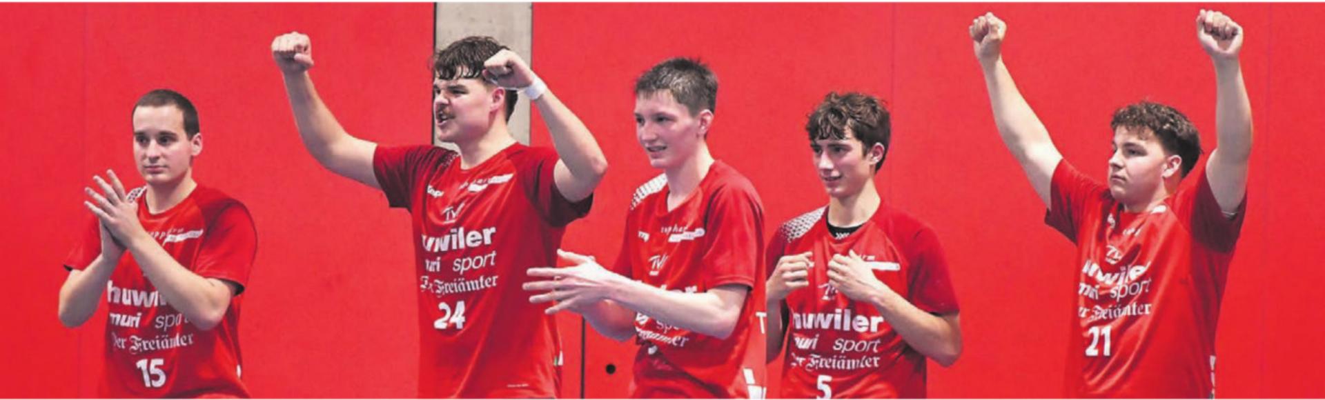 Die Murianer Bank bejubelt den Sieg gegen Dagmersellen. Der steile Weg könnte für Muri gar in den Aufstiegsspielen enden. 
Bild: tvm - Das Bild wird blockiert. – Möglicherweise durch einen aktiven Adblocker.