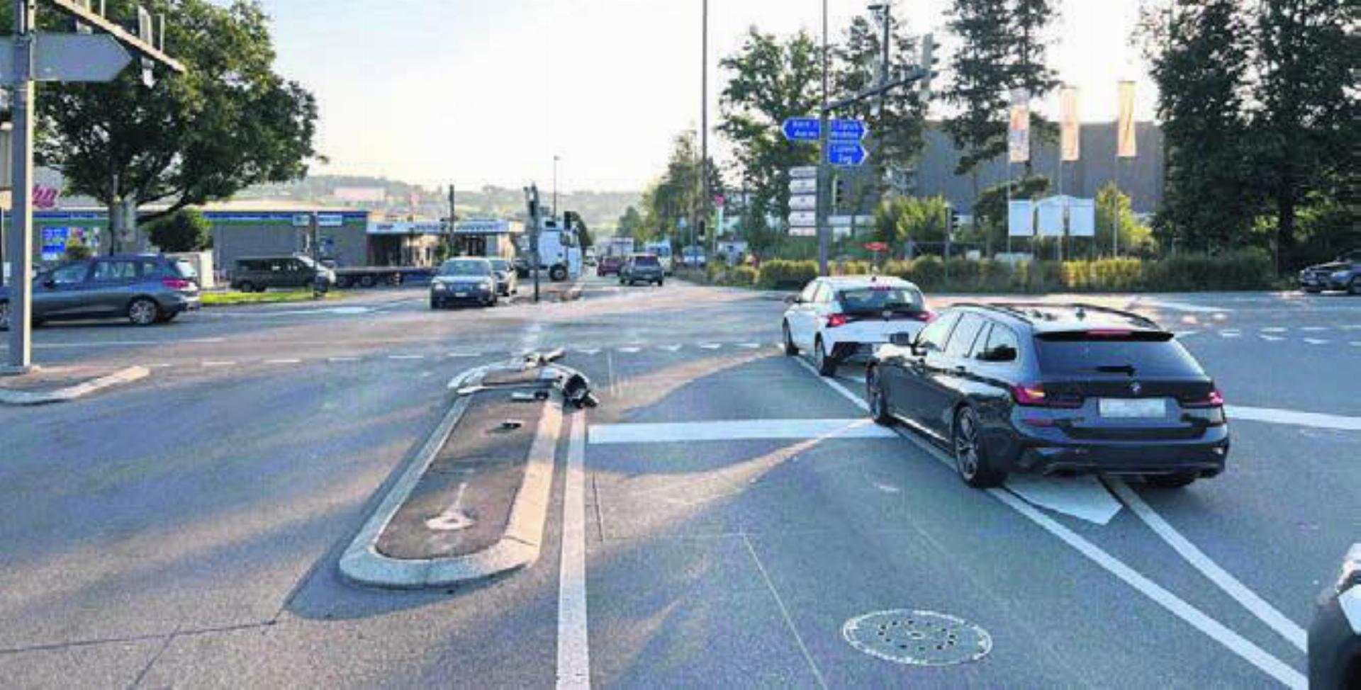 Der junge Lenker raste links an einer stehenden Kolonne vorbei über die Kreuzung und touchierte dabei Pfosten und Lichtsignalmast. Bild: pz