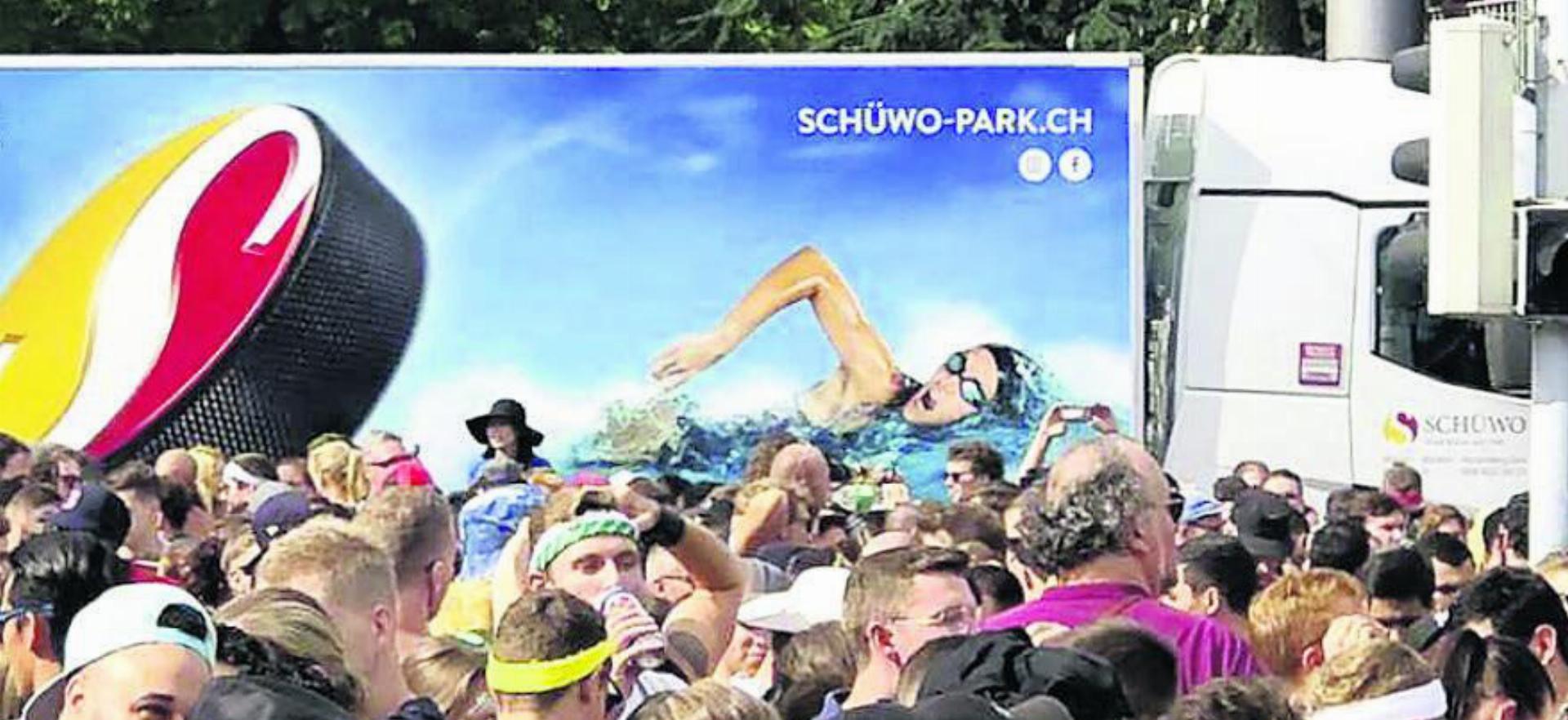 Bis 2019 ein gewohntes Bild an der Streetparade: Ein Schüwo-Lastwagen inmitten der tanzenden Menge. Bild: zg