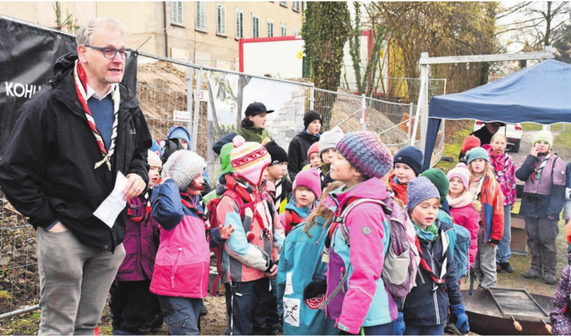 Thomas Geissmann erklärte den Jugendlichen, wie wichtig die Pfadi Wohlen auch für die alten Pfader ist. Bilder: Daniel Marti - Das Bild wird blockiert. – Möglicherweise durch einen aktiven Adblocker.