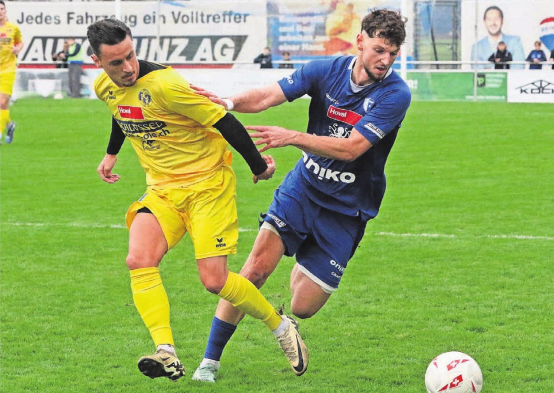 Nermin Rogentin (rechts) gegen Tuggens Julio Texeira. Der Wohler erzielte am Ende das einzige Tor der Partie. Bild: Josip Lasic