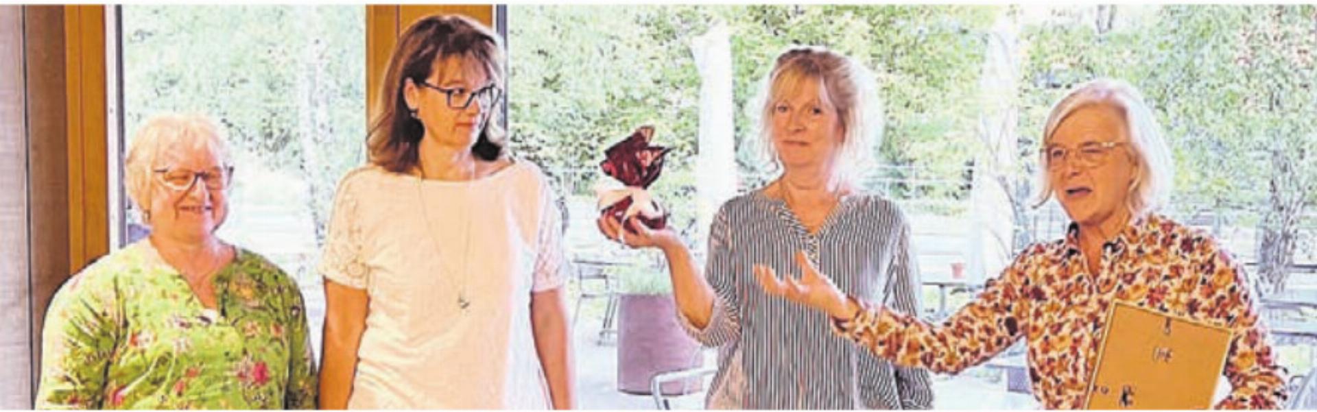 Preisübergabe: Sibylle Bader und Erika Melliger übergeben die 500 Franken an Silvia Meier und Sonja Widmer-Weibel vom insieme-Vorstand. Bild: wam - Das Bild wird blockiert. – Möglicherweise durch einen aktiven Adblocker.