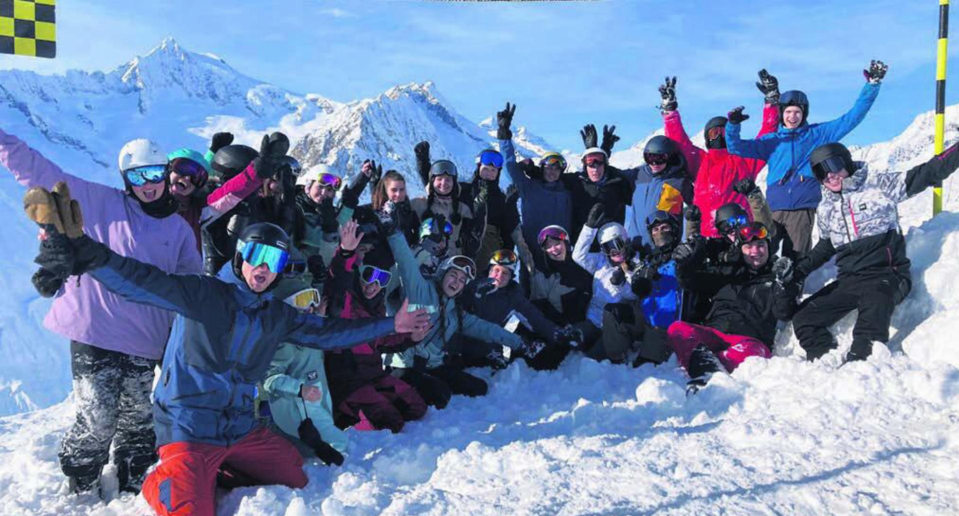 Die Schüler und Schülerinnen aus dem Freiamt geniessen tolle Tage im sonnigen Wallis. Dabei wird auch abseits der Piste ganz viel Sport getrieben. Bild: zg