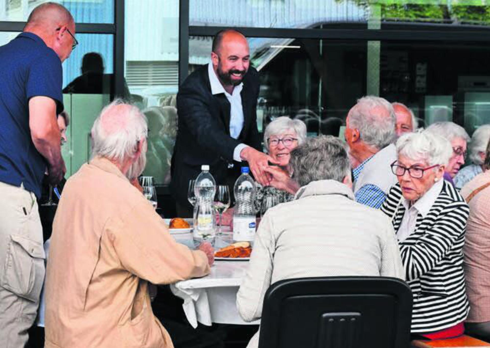 Präsident Fabrice Müller begrüsst alle 56 Seniorinnen und Senioren persönlich. Bild: mo