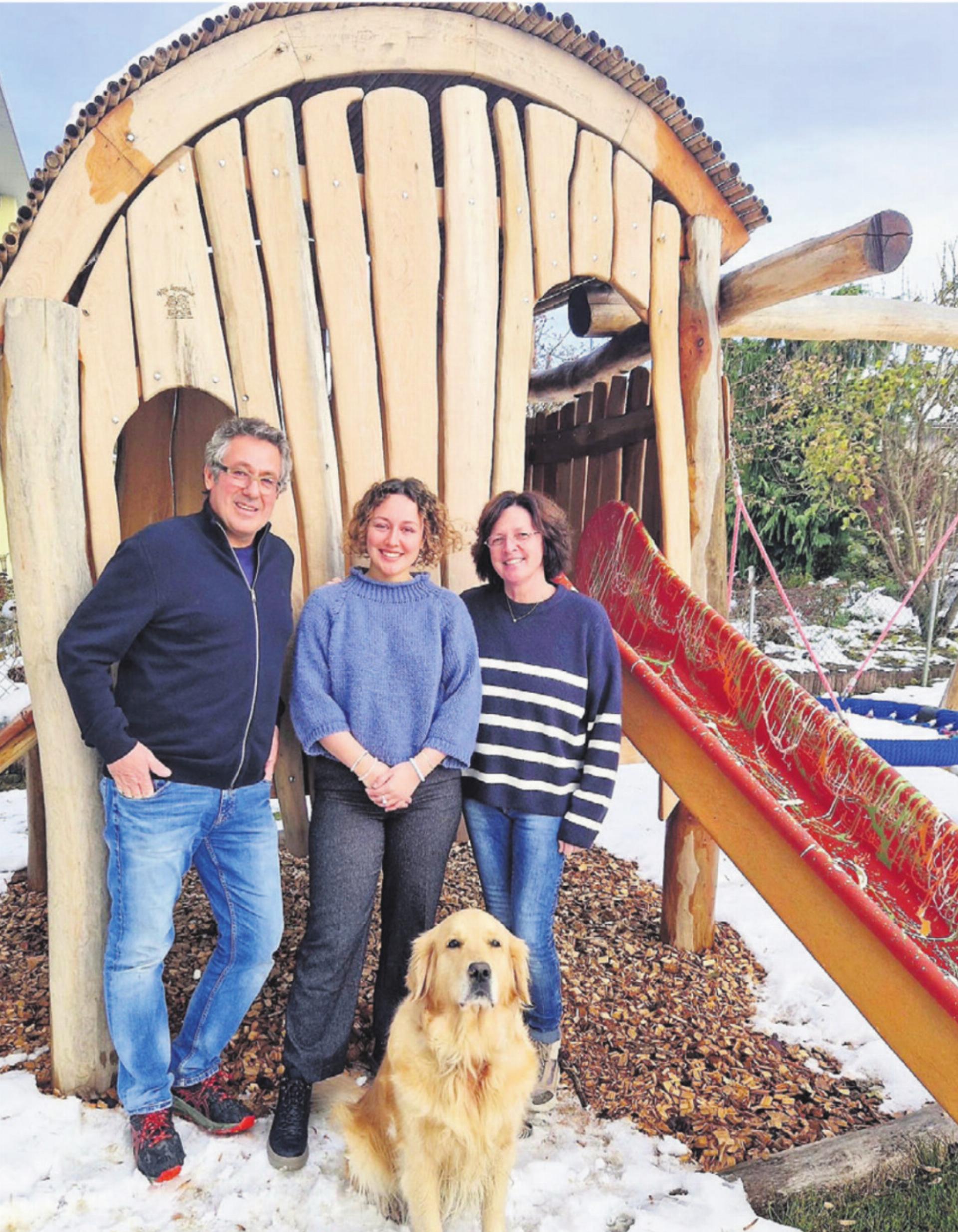 Die Familie Koch mit Hund Yume vor dem Spielturm im grosszügigen Garten: Hansjörg, Malou und Karolien. Bild: zg